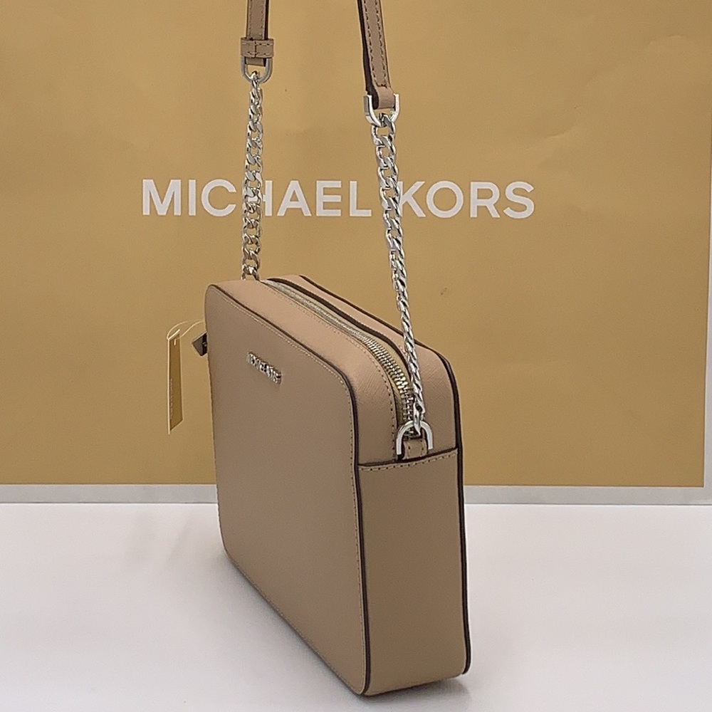 Michael Kors Jet Set Item Large East West Zip Crossbody Leather Camel
NWT - Picture 11 of 16